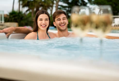 pareja en jacuzzi