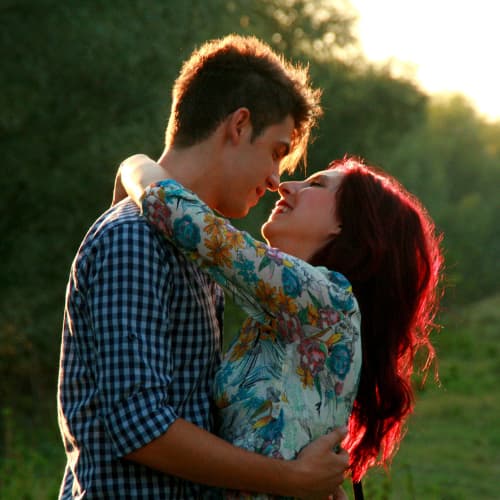 Pareja de enamorados en el campo