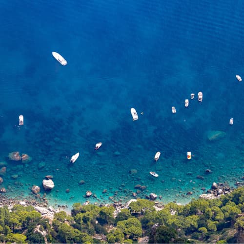 Vista desde el aire de una cala de la Isla de Capri